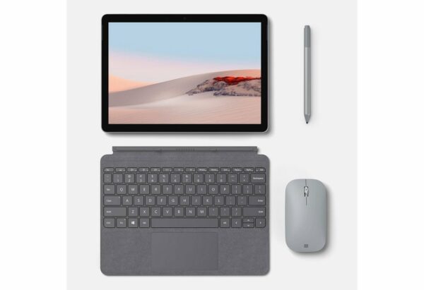 komplett mit Hintergrundbeleuchtung und großem Glas-Trackpad. Rastet sofort einFür bequemes Arbeiten überall. Surface Go Type Cover wurde speziell für die Anpassung an nahezu jeden Winkel entwickelt. Einfach einrasten lassen und mit offenem Surface Go 2* Kickstand verwenden