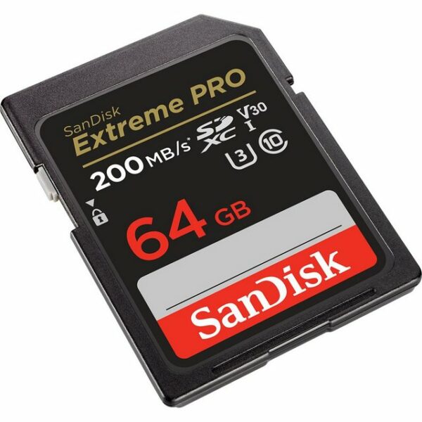 Mit der Performance der SanDisk Extreme SDXC-UHS-I-Speicherkarte kann man der Kreativität freien Lauf lassen. Die Aufnahmegeschwindigkeit von bis zu 90 MB/s und die UHS Speed Class 3 (U3) ermöglichen ruckelfreie Videos in hochauflösendem 4K UHD. Dank der Übertragungsgeschwindigkeit von 200 MB/s kann man seine Fotos im Handumdrehen auf andere Speichergeräte auslagern. Zudem hält die Speicherkarte Witterung