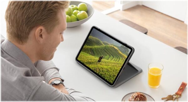 Kurzinfo: Logitech Folio Touch - Tastatur und Foliohülle - mit Trackpad - hinterleuchtet - Apple Smart connector - QWERTZ - Schweiz - Oxford Gray - für Apple 10.9 iPad Air (4. Generation) Gruppe Tastaturen Hersteller Logitech Hersteller Art. Nr. 920-009960 Modell Folio Touch EAN/UPC 5099206093478 Produktbeschreibung: Logitech Folio Touch - Tastatur und Foliohülle - mit Trackpad - QWERTZ - Schweiz - Oxford Gray Gerätetyp Tastatur und Foliohülle Hintergrundbeleuchtet Ja Schnittstelle Apple Smart connector Eingabegerät Tastatur Anschlusstechnik Kabelgebunden Eingebaute Geräte Trackpad Lokalisierung und Layout QWERTZ Schweiz Tastaturkurzbefehl-Funktion Suchen