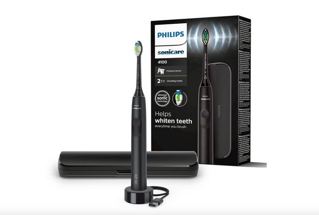 Ein gesünderes Lächeln und weißere Zähnen: Die elektrische Philips Sonicare 4100 Zahnbürste für Erwachsene sorgt bei jedem Putzen für weißere Zähne. Unser W2 Optimal White Bürstenkopf ist im Lieferumfang enthalten. Einzigartige Schalltechnologie: Setzen Sie auf leistungsstarke und dennoch sanfte Reinigung. Die Bürstenvibrationen lassen Mikrobläschen tief in Ihre Zahnzwischenräume eindringen. Schon zweiminütiges Putzen mit dieser Zahnbürste ergibt das gleiche Ergebnis wie zwei Monate langes Zähneputzen mit einer Handzahnbürste.** Schützt Ihr Zahnfleisch: Unser integrierter Drucksensor schützt Ihre Zähne und Ihr Zahnfleisch