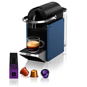 Zaubert zahlreiche Kaffeekreationen für unterschiedliche Geschmäcker – die DeLonghi Nespresso Pixie EN 127.BL Kapselmaschine blauAuf dem Tassenpodest der DeLonghi Nespresso Pixie EN 127.BL Kapselmaschine blau können Sie jedes Gefäß Ihrer Wahl leicht abstellen und im Handumdrehen mit Ihrem Lieblingsheißgetränk befüllen – einfach Kapsel einlegen und auf den Knopf drücken.Das Wichtigste zur LeistungKraftvolle 1.260 W garantieren eine zügige Zubereitung. So kommen Sie noch schneller in den Genuss köstlicher Kaffeespezialitäten! Des Weiteren verfügt das Modell über eine Hochleistungswasserpumpe mit einem Wasserdruck von 19 bar.Alles rund um die FüllmengeDer Artikel umfasst einen Wassertank mit insgesamt 1 l. Die Maschine ist 11