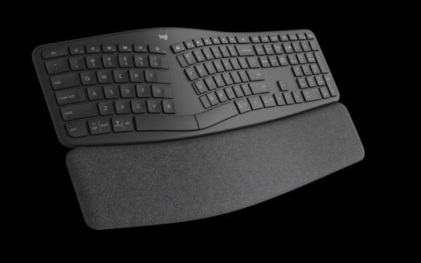 Kurzinfo: Logitech ERGO K860 Split Keyboard for Business - Tastatur - kabellos - Bluetooth LE - QWERTY - USA International - Graphite Gruppe Tastaturen Hersteller Logitech Hersteller Art. Nr. 920-010352 EAN/UPC 5099206097131 Produktbeschreibung: Logitech ERGO K860 Split Keyboard for Business - Tastatur - QWERTY - USA International - Graphite Gerätetyp Tastatur - ergonomisch (geteilt) Schnittstelle Bluetooth LE Kabelloser Empfänger Logitech Logi Bolt USB receiver Anschlusstechnik Kabellos Lokalisierung und Layout QWERTY USA International Tastenanzahl 109 Tastaturkurzbefehl-Funktion Easy-Switch Numerische Tastatur Ja Farbe Graphite Abmessungen (Breite x Tiefe x Höhe) 45.6 cm x 23.3 cm x 4.8 cm Gewicht 1.16 kg Ausführliche Details Allgemein Gerätetyp Tastatur - ergonomisch (geteilt) Schnittstelle Bluetooth LE Max. Betriebsabstand Bis zu 10 m Kabelloser Empfänger Logitech Logi Bolt USB receiver Eingabegerät Typ Kabellos Tastenanzahl 109 Tastaturkurzbefehl-Funktion Easy-Switch Einstellbare Höhe