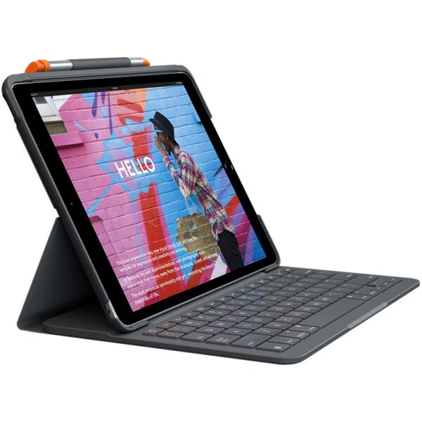 TastaturTastaturaufbau: QWERTZTastatursprache: DeutschTastenabstand: 1.7 cmSchlüsselfahrtstrecke: 1.5 mmLeistungenMarkenkompatibilität: AppleKompatibilität: iPad Pro 11"" (1st gen)(A1980. A2013. A1934. A1979)Produktfarbe: GraphitMaximale Bildschirmgröße: 25.9 cm (10.2"")Eigenschaft: AbdeckungGehäusematerial: Stoff. KunststoffSchutzfunktion: WasserfestEigenschaft: StifthalterAnschlüsse und SchnittstellenÜbertragungstechnik: KabellosGeräteschnittstelle: BluetoothEigenschaft: Bluetooth Low Energy (BLE)EnergieEnergiequelle: AkkuAkku-/Batterietechnologie: Lithium-Ion (Li-Ion)Anzahl unterstützter Akkus/Batterien: 2Akku-/Batteriekapazität: 220 mAhBatteriekapazität: 0.675 WhBatterielebensdauer: 3 Jahr(e)SystemanforderungUnterstützte mobile Betriebssysteme: iOSGewicht und AbmessungenBreite: 256.9 mmTiefe: 21.5 mmHöhe: 184.9 mmGewicht: 495 gVerpackungsdatenVerpackungsbreite: 31 mmVerpackungstiefe: 195 mmVerpackungshöhe: 267 mmPaketgewicht: 760 gLieferumfangEigenschaft: BenutzerhandbuchTechnische DetailsUnterstützte Sprachen: DeutschSonstige FunktionenEnergiequelle: AkkuLogistikdatenWarentarifnummer (HS): 84716060Breite des Versandkartons: 211 mmLänge des Versandkartons: 271 mmHöhe des Versandkartons: 296 mmGewicht Versandkarton: 6.62 kg - Eingabe / Ausgabe Tastaturen  - Logitech Slim Folio